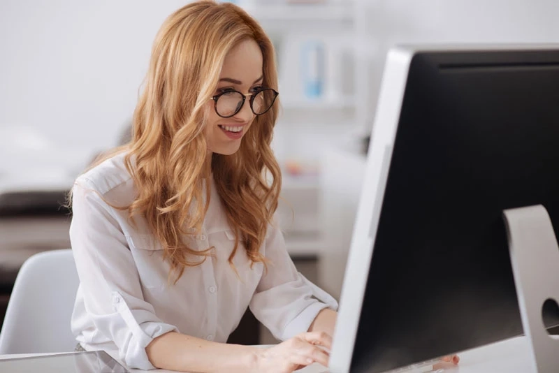 Postazione di lavoro ordinata con illuminazione ottimale
